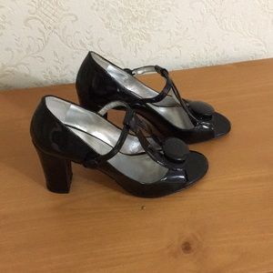 Tahari leather shoes .